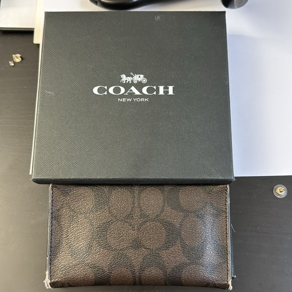 HP Coach Monogram Wallet - Picture 1 of 7